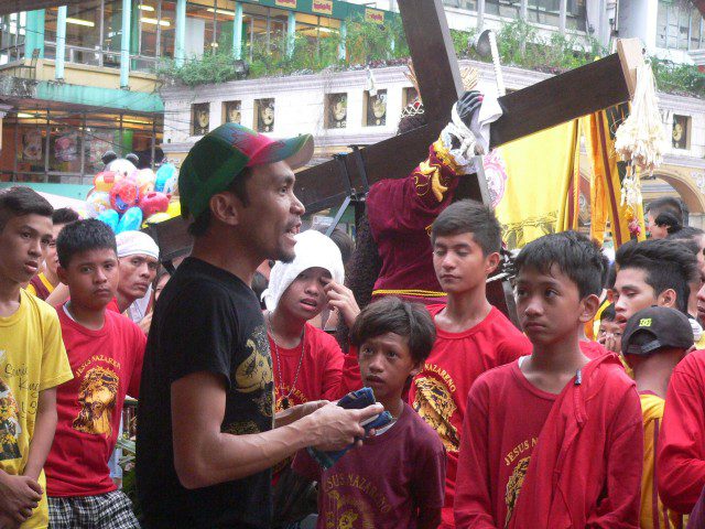 A Panday Sining actor performs amid the crowd of young Nazareno devotees. (Photo by D.Ayroso/Bulatlat.com)