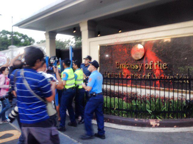 Police routed the youth protesters who hurled paint at the US embassy seal (Photo courtesy of K.Yamzon/Bulatlat.com)