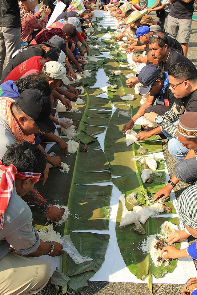 Salubungan and Kamayang Bayan. Manilakbayan delegates are joined by Bicol activists in a humble feast in Legazpi city, Albay province on Oct. 23. (Photo by Kilab Multimedia)