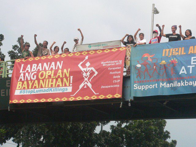 FROM ABOVE, A SHOW OF SOLIDARITY. Human rights workers at an overpass along Quezon Avenue (Photo by D.Ayroso/Bulatlat.com)