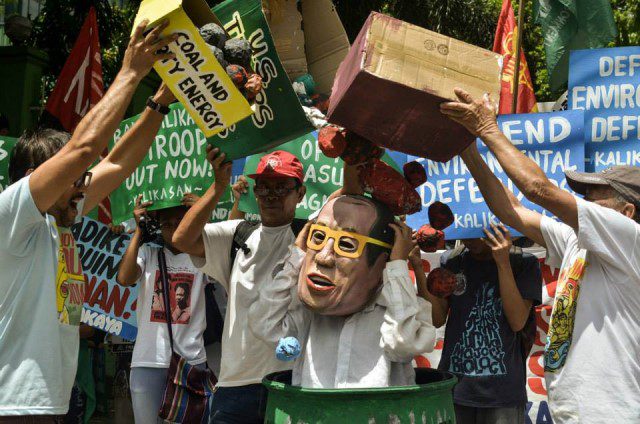 Environmental activists decried the various attacks of Pres. Aquino’s pro-globalization policies to the environment during Earth Day 2015. (Photo by Loi Manalansan/Bulatlat.com)