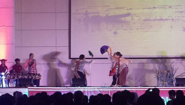The Alun Alun Dance Circle performs the pangalay, a dance that depicts waves kissing the shore (Photo by Kilab Multimedia)
