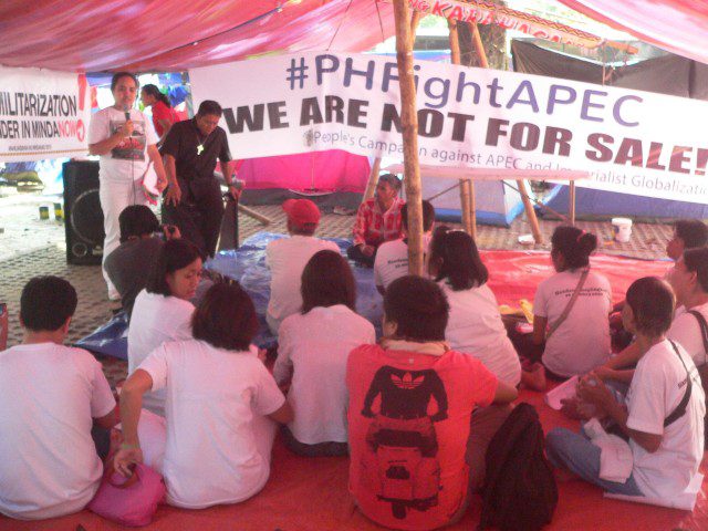 Health workers held their regular discussion at the Kampuhan (Photo by D.Ayroso/Bulatlat.com)