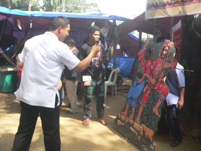 The Manobo standees are an instant hit among visitors (Photo by D.Ayroso/Bulatlat.com)