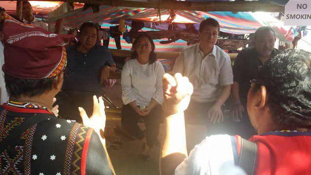 Liberal Party lawmakers and officers visit the Kampuhan at Liwasang Bonifacio on Nov. 6. (Photo by Kilab Multimedia)