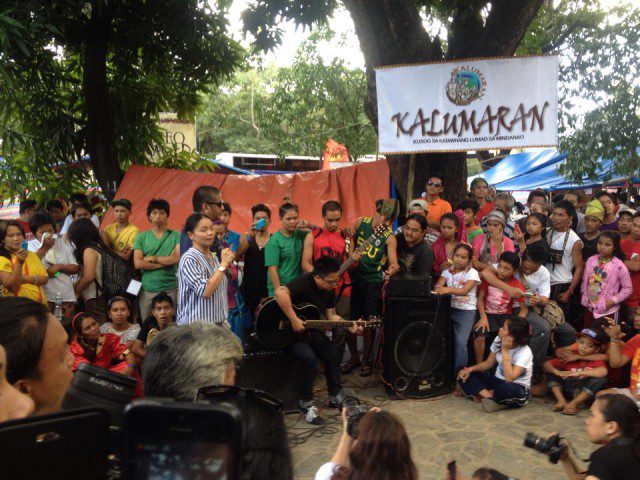 Lumad musician Bayang Barrios and Aiza Seguerra perform together at the Lumad camp (Photo by C.Yamzon/Bulatlat.com)