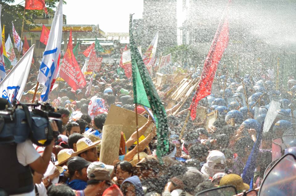 Anti-apec protesters hit by water cannons (Photo by Loi Manalansan / Bulatlat.com)