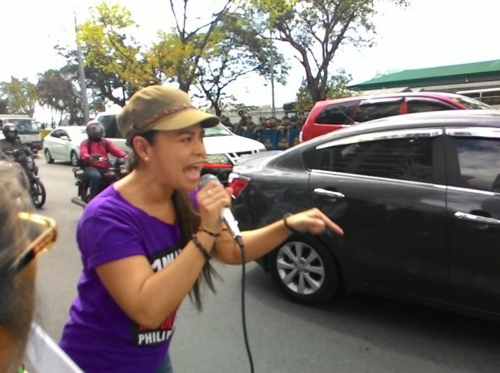 Monique Wilson joining the protest against Apec and Edca in front of US Embassy. (Photo grabbed from Gabriela Twitter account.)