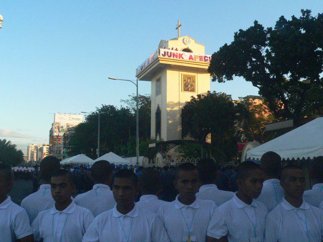 New government recruits, all lined with back against each other, while more rows of police are the Baclaran Church gate (Photo by D.Ayroso/Bulatlat.com)