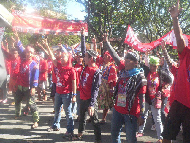 Lumad and Moro activists end their anti-Apec protest with a dance.  (Photo by D.Ayroso/Bulatlat.com)