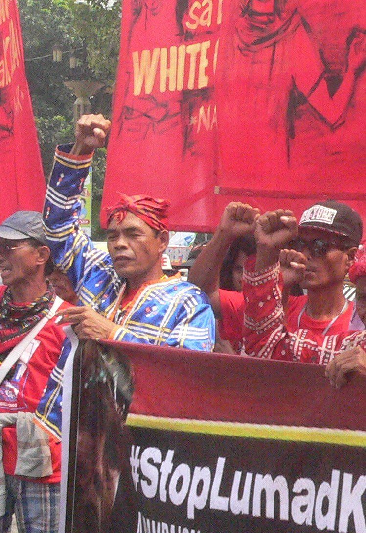 Datu Camilo Asunan of White Culaman, Kitaotao, Bukidnon, in blue (Photo by D.Ayroso/Bulatlat.com)