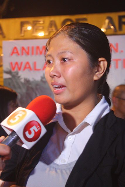 Erlyn Umpad vents out her frustration at the slow grind of justice for the victims of the Ampatuan Massacre. (Photo by Ronalyn V. Olea / Bulatlat.com)