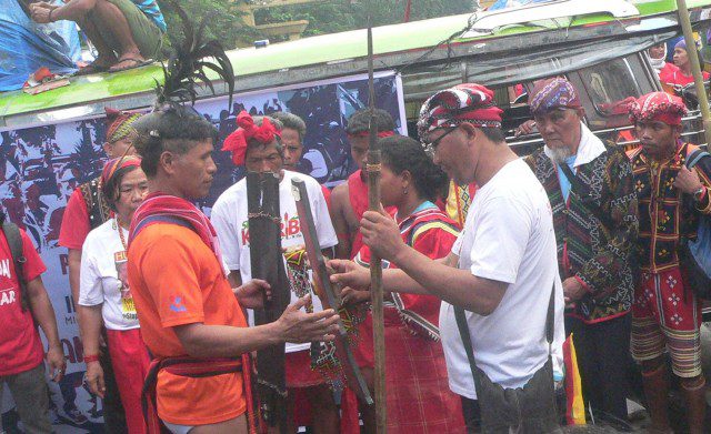 ANLASIW , THE FIRST STEP TO A PEACE PACT. Igorots gave a kalasag and a sang-ay to the Lumad, who also gave them a shield and a belt of beads (Photo by D,Ayroso/Bulatlat.com)