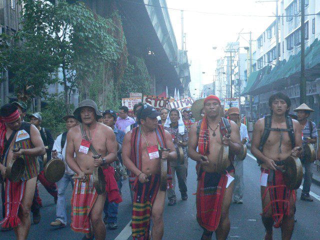 The beating of the gongs from North reverberated, as the Martsa Amianan joined with the Lumad in unity march to Mendiola (Photo by D,Ayroso/Bulatlat.com)