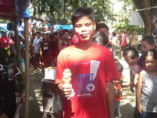 A snaking line formed at the Kampuhan for ice cream  (Photo by D.Ayroso/Bulatlat.com)