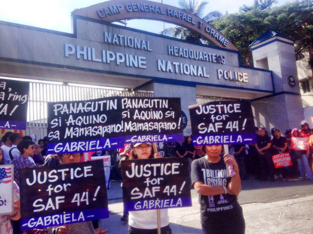 Protesters outside the gate of Camp Crame in Quezon City (Photo by Christian Yamzon/Bulatlat.com)
