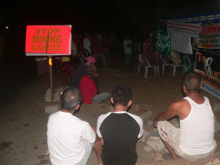 Bayto residents hold vigil with visiting environmentalists. (Photo by D.Ayroso/Bulatlat)