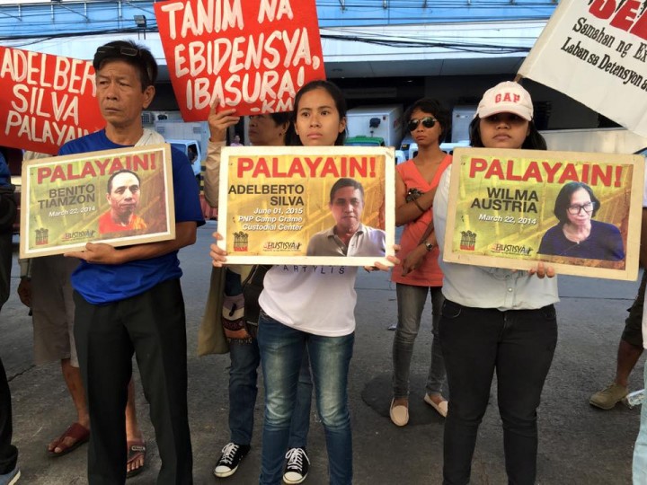 Outside the Manila Regional Trial Court, human rights activists call for the release of political prisoners and dismissal of trumped up cases against them. (Photo courtesy of Angge Santos / Karapatan)