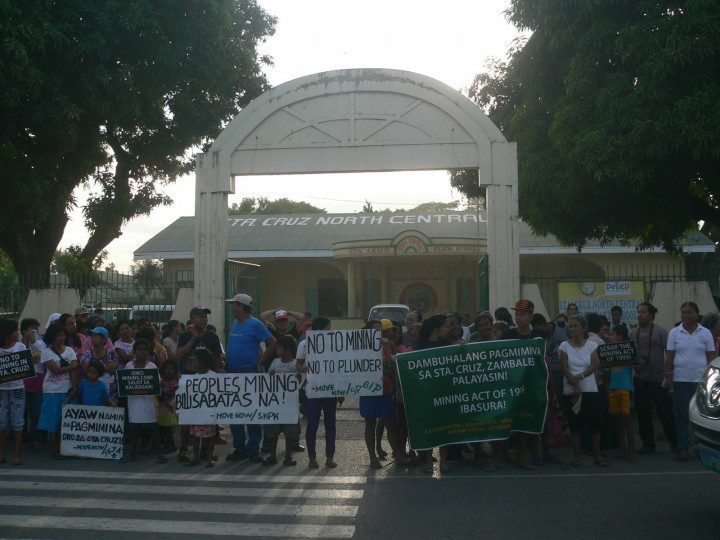 Residents from various Sta. Cruz villages gathered outside the North Central Elementary School to call for a stop to mining. (Photo by D.Ayroso/Bulatlat)