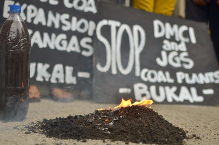 The groups burned coal in front of the DENR gate in Quezon City on March 17. (Photo by Carlo Manalansan/Bulatlat)