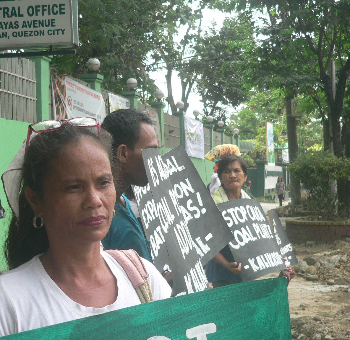 Perlie Bucal at the picket in front of the DENR office in Quezon City on March 17 Photo by D.Ayroso/Bulatlat)