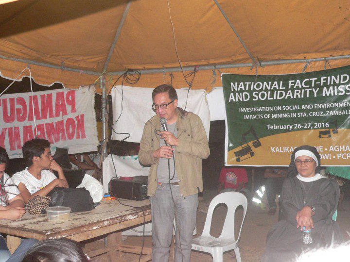 Fr. Noel Montes of the St. Michael's Parish Church of Sta. Cruz speaks at the Bayto barricade. (Photo by D.Ayroso/Bulatlat.com)