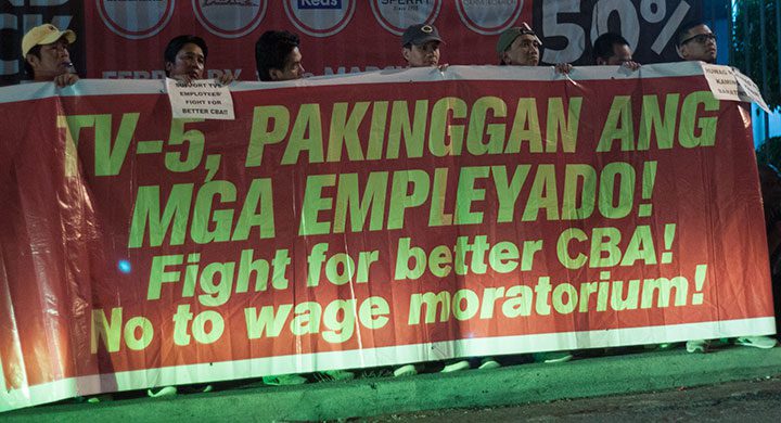 Employees of of TV5 hold a picket outside the TV5 Media Center in Reliance, Mandaluyong, March 4. (Photo by Ronalyn V. Olea / Bulatlat)