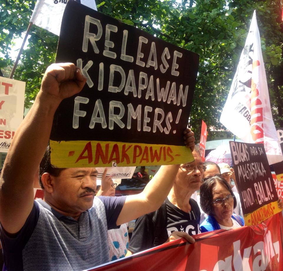Protest outside the Department of Justice in Manila calling for the release of Kidapawan farmers. (Photo courtesy of Kathy Yamzon/ Bulatlat)