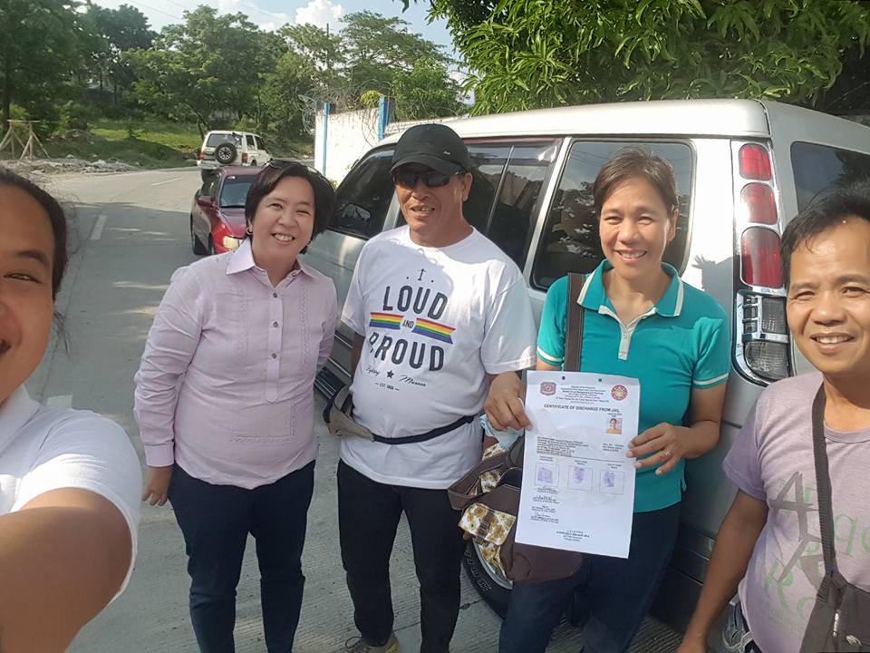 Newly-freed Rosanna Cabusao and labor rights activist Isidro de Lima, along with lawyer Minerva Lopez and activists who helped facilitate their release. (Photo grabbed from the Facebook account of lawyer Minerva Lopez)