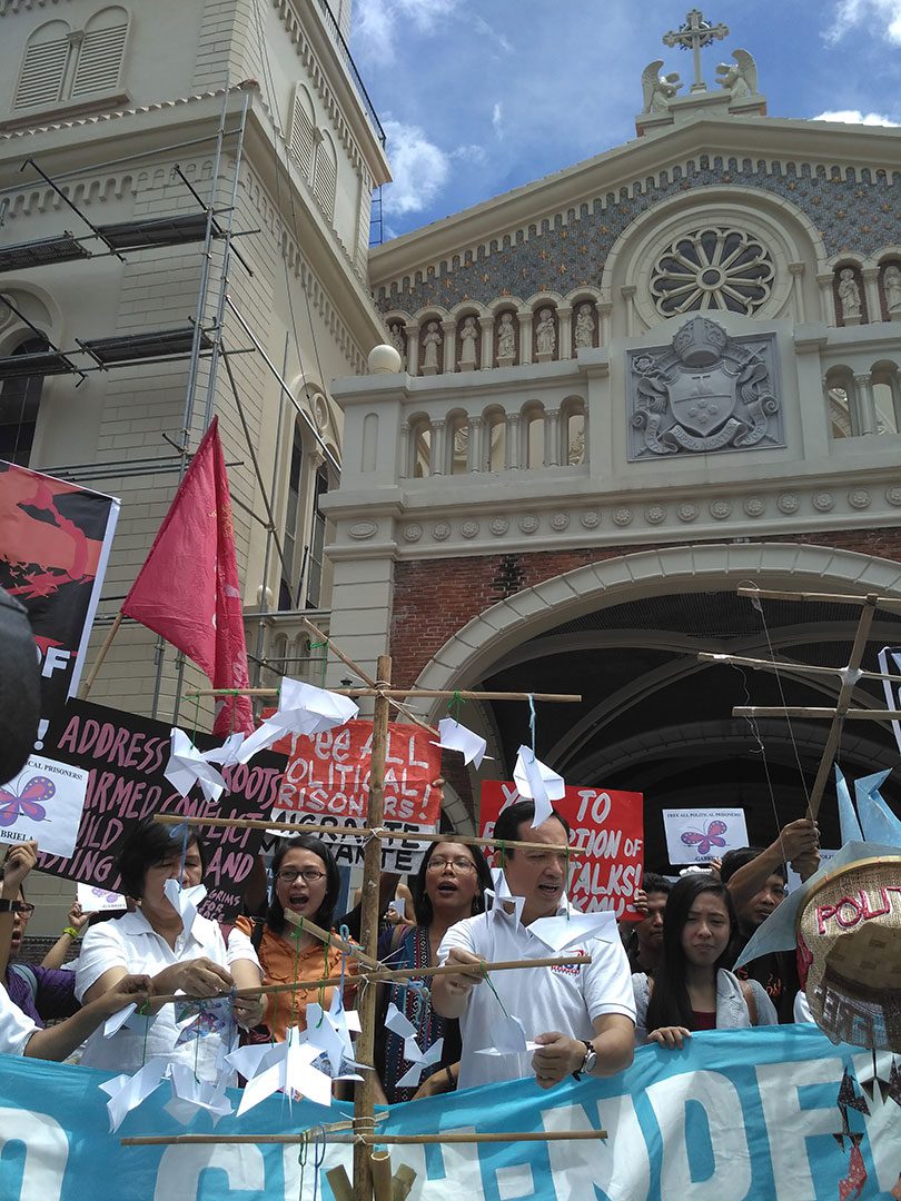Peace advocates express support for the resumption of formal talks between the Government of the Philippines (GPH) and the National Democratic Front of the Philippines. (Photo by Ronalyn V. Olea/ Bulatlat)