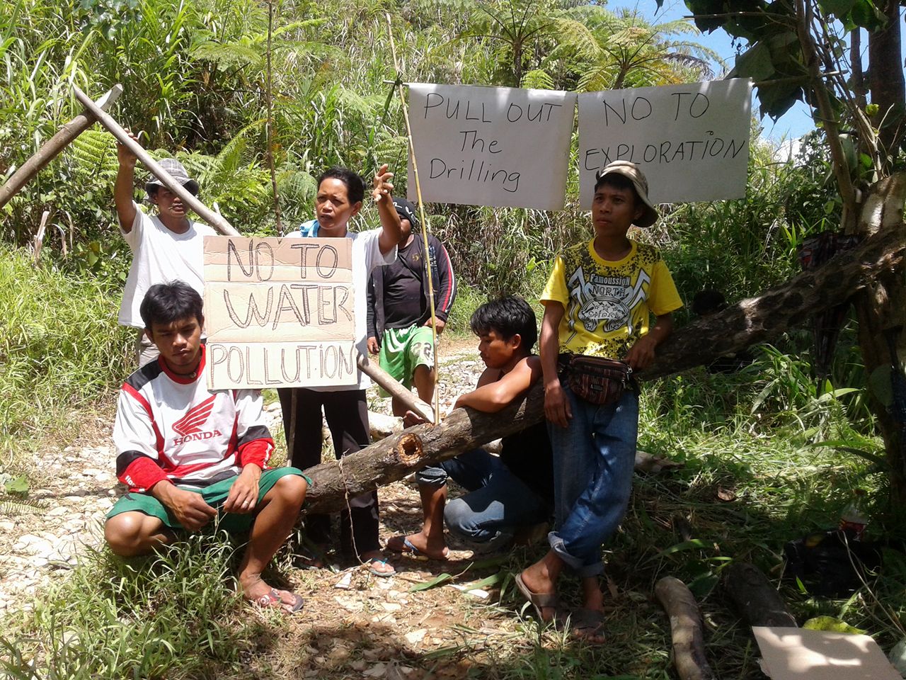 Didipio residents form blockade in sitio Camgat to bar the entry of OceanaGold's drilling machinery. (Contributed photo)