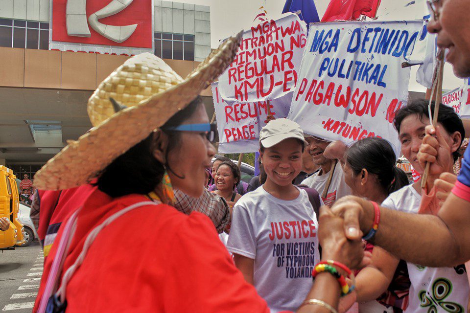 The "lakbayanis" are greeted in a Salunbungan with Easter Visayas activists and Typhoon Yolanda survivors in Tacloban City, Leyte (Photo by Kilab Multimedia)