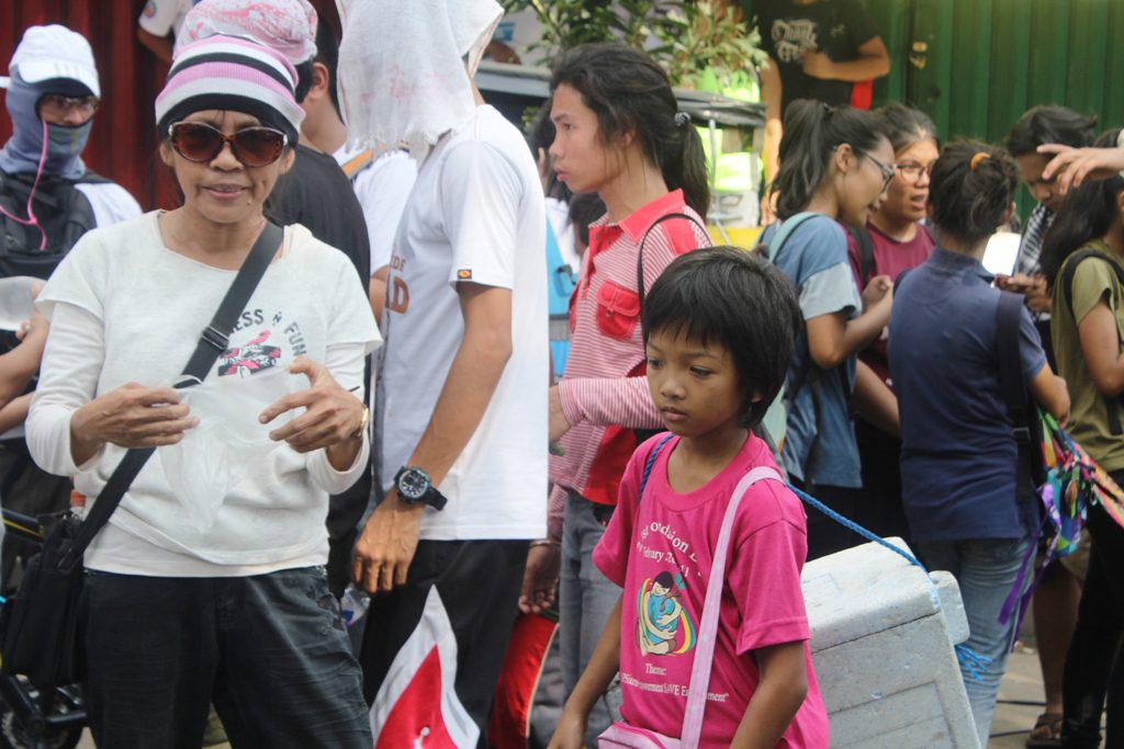 Single parent Myrna Celita, 54 with her 10 year-old niece (in pink shirt) selling banana que and carioca in Batasan, Quezon City. (By A. Umil/ Bulatlat)