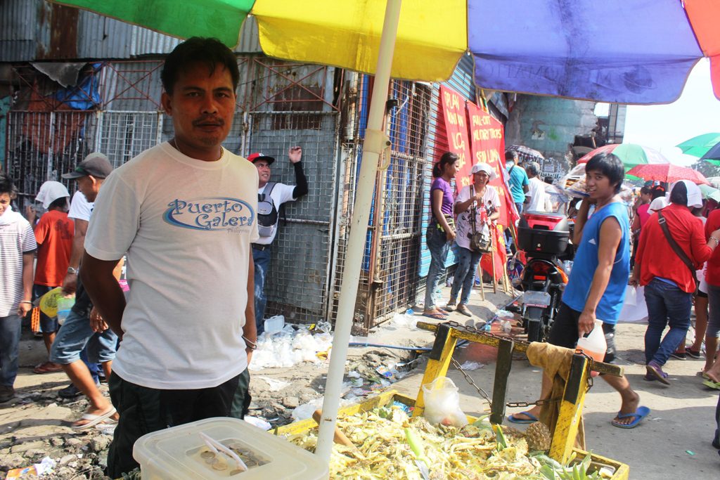 Romeo Resare, 38, a pineapple vendor, has been selling along Batasan for the past three years. He hopes that Duterte lets street vendors like him sell and make a living without being harassed. (Photo by A. Umil/ Bulatlat)