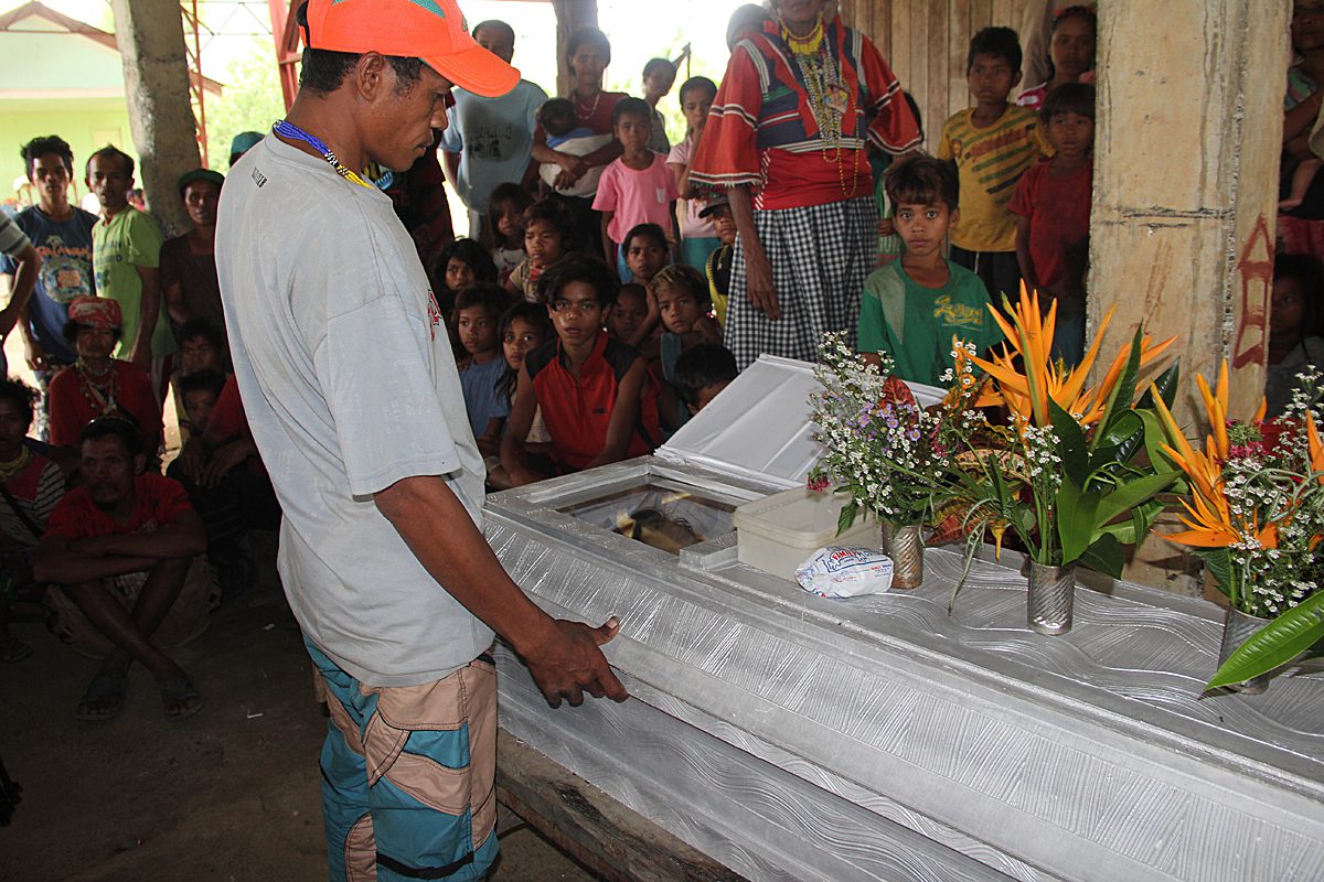 Maytas Gayoran, by the coffin of his daughter Makinit, who was killed in the strafing by Nipar (Photo by Kilab Multimedia)
