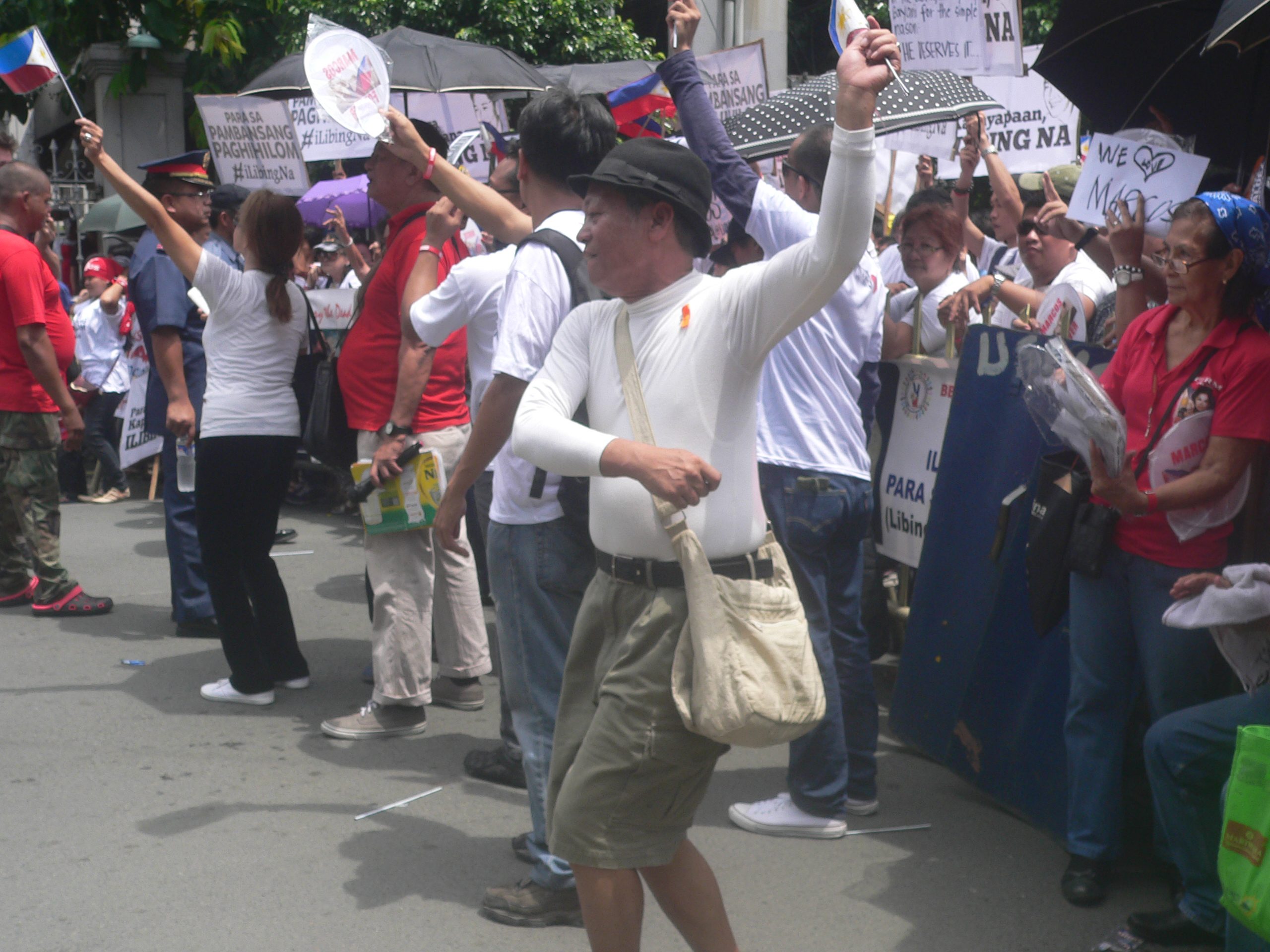 Marcos supporters dance and flash the "V" sign. (Photo by Dee Ayroso/Bulatlat)