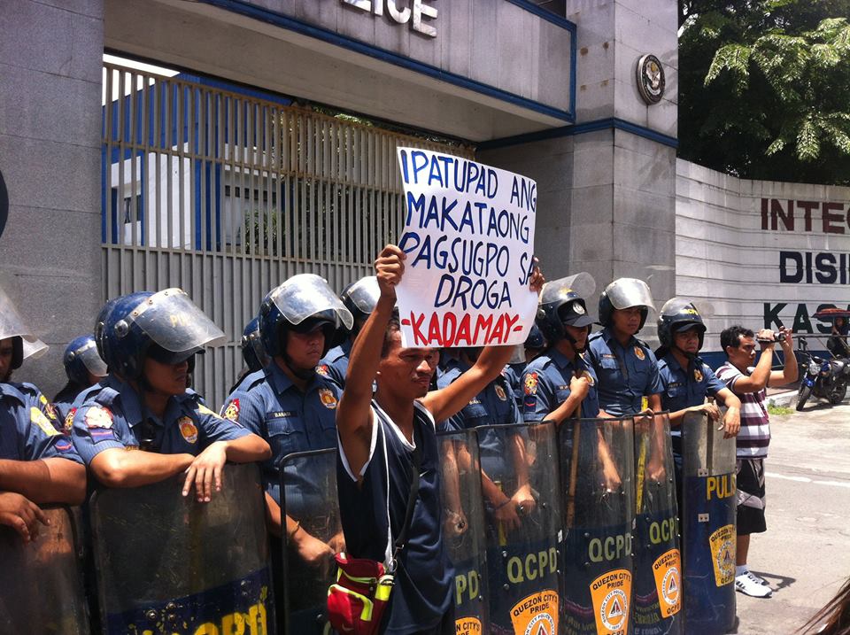 Urban poor group calls for a rights-based approach to end the illegal drug trade and use. (Photo courtesy of Kadamay)