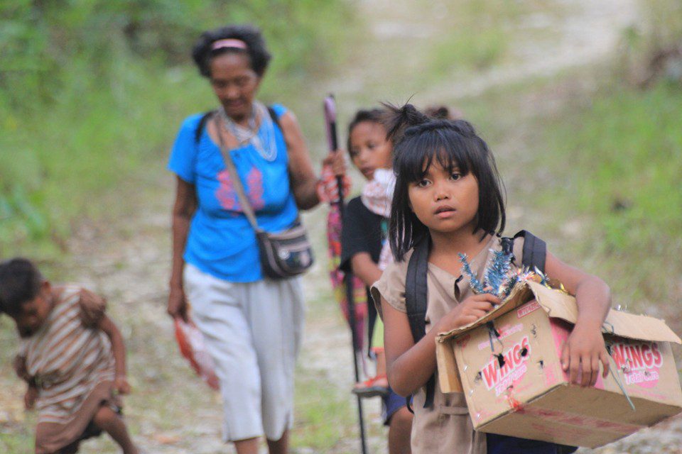Lumad women and children making their way back home to their ancestral lands. (Photo courtesy of Karapatan Caraga)