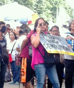 Leader of relocatees in Phase 6 Towerville, Melinda Doctor, details why government steps to rid the metro of urban poor fail (Photo by M. Salamat / Bulatlat)