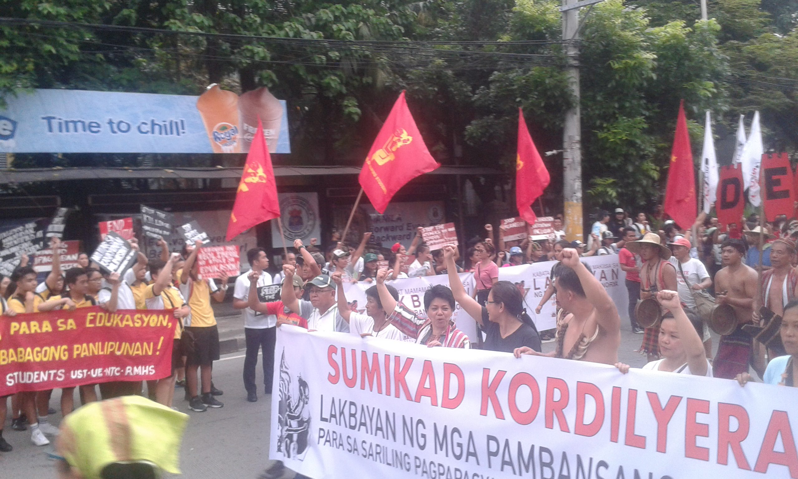 UST and PUP students greet Lakbayanis from the north in front of UST along Espana avenue on Oct 13. (Photo by AL Ayroso/Kodao Productions)