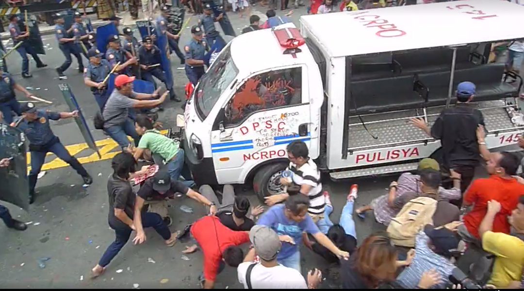 A police mobile runs over several protesters in front of the United States Embassy, Oct. 19. (Photo grabbed from Altermidya video)