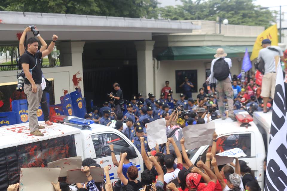 Several DPSC police patrol mobile were positioned, along with anti-riot police in front of the US embassy gate. One of these vehicles later rammed into dozens of protesters. (Photo by Kitanglad Multimedia Collective)
