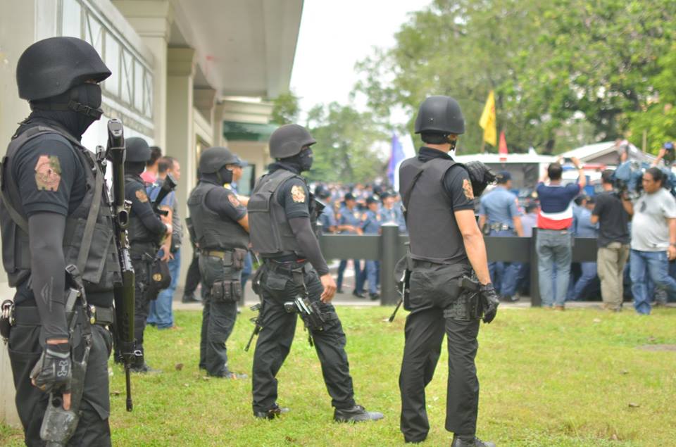 Members of police SWAT teams armed with Armalite rifles and positioned along the walls of the US embassy during the violent dispersal of protesting indigenous peoples and Moro on Oct. 19 (Photo by Carlo Manalansan/Bulatlat)