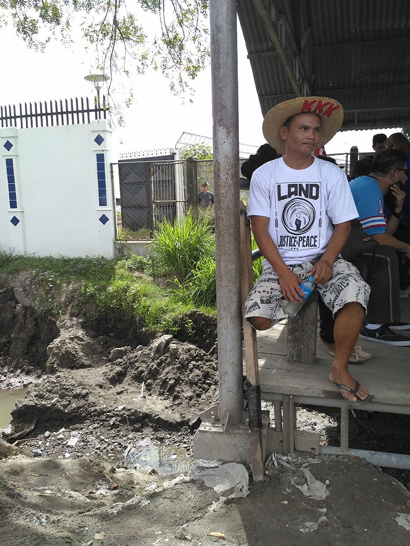 Erwin Laza recalls how his brother Jesus was shot dead on Nov. 16, 2004. (Photo by Ronalyn V. Olea / Bulatlat)