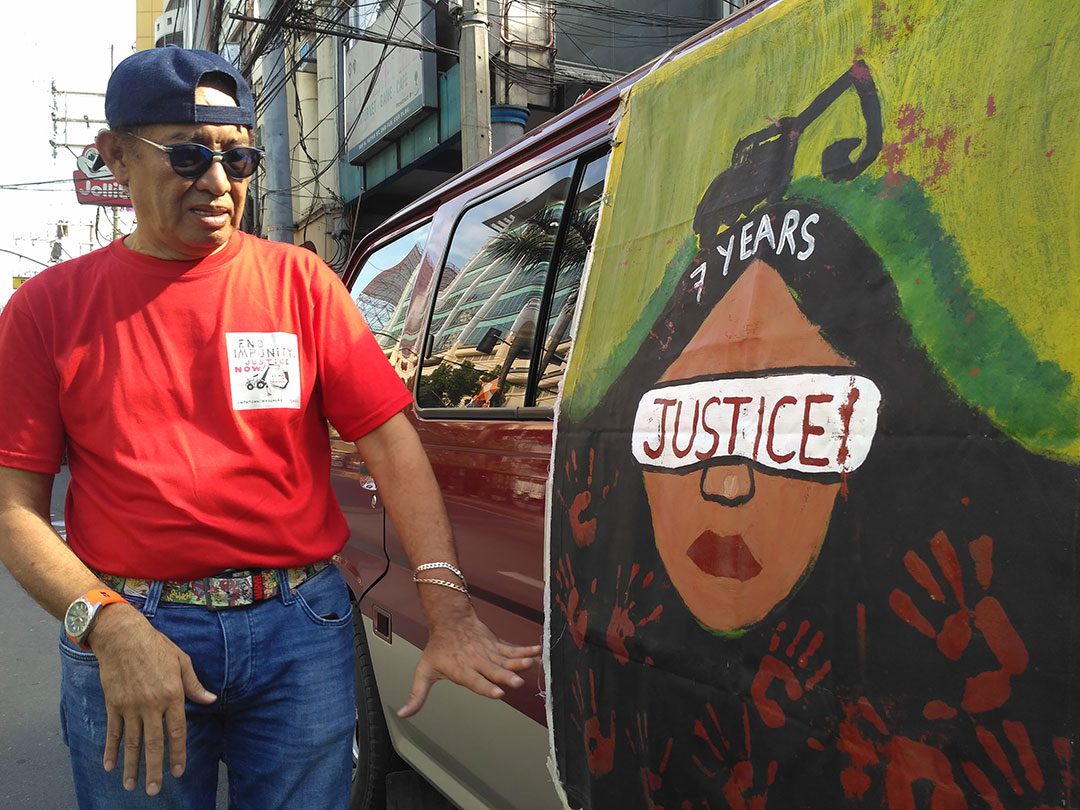 Virgilio Cuizon, a visual artist and one of the directors of the National Union of Journalists of the Philippines shows one of the murals painted by the children of the Ampatuan Massacre victims. (Photo by Ronalyn V. Olea / Bulatlat)