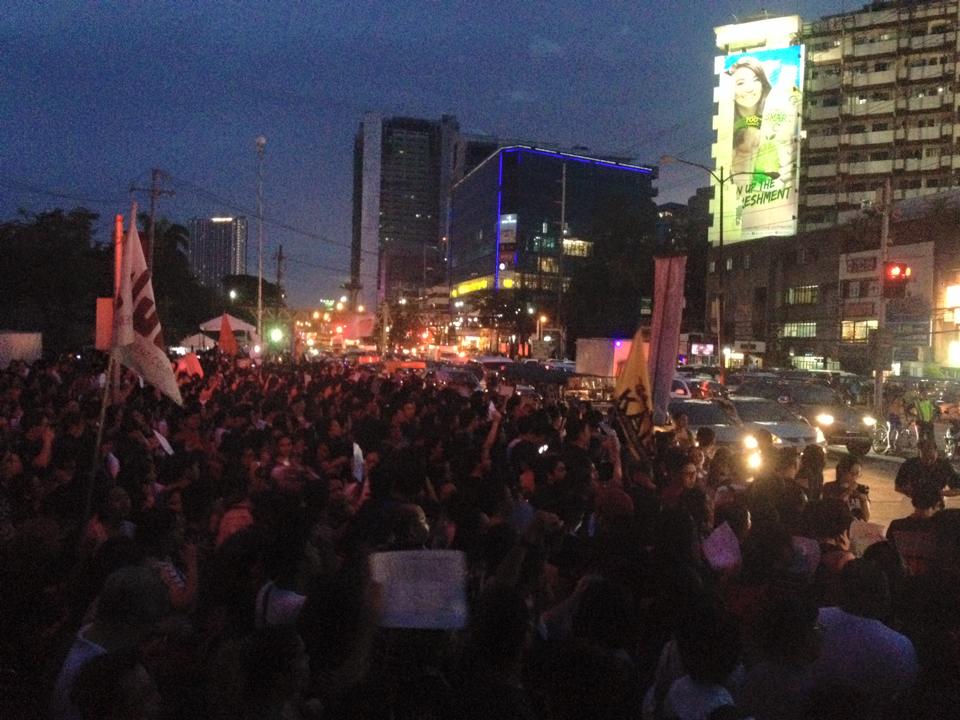LIVING UP TO ITS NAME. Katipunan Avenue teemed with protesting students in the evening after the Marcos burial (Photo courtesy of Kathy Yamzon)