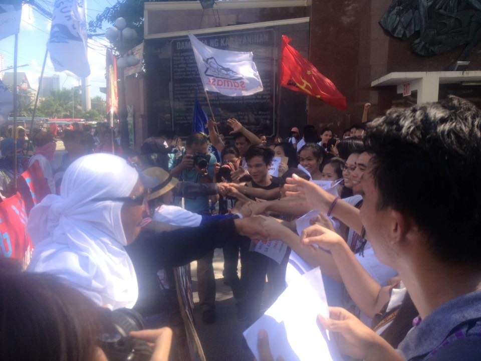 Students of PUP welcome the Tindog Visayas Lakbayan delegates to their main campus in Sta. Mesa, Manila (Photo courtesy of Kathy Yamzon)