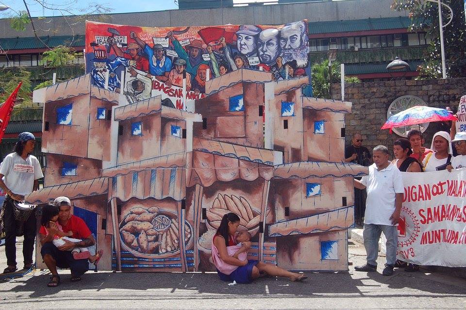 Street performance deoicting lives of the urban poor families. (Photo by Arkibong Bayan)