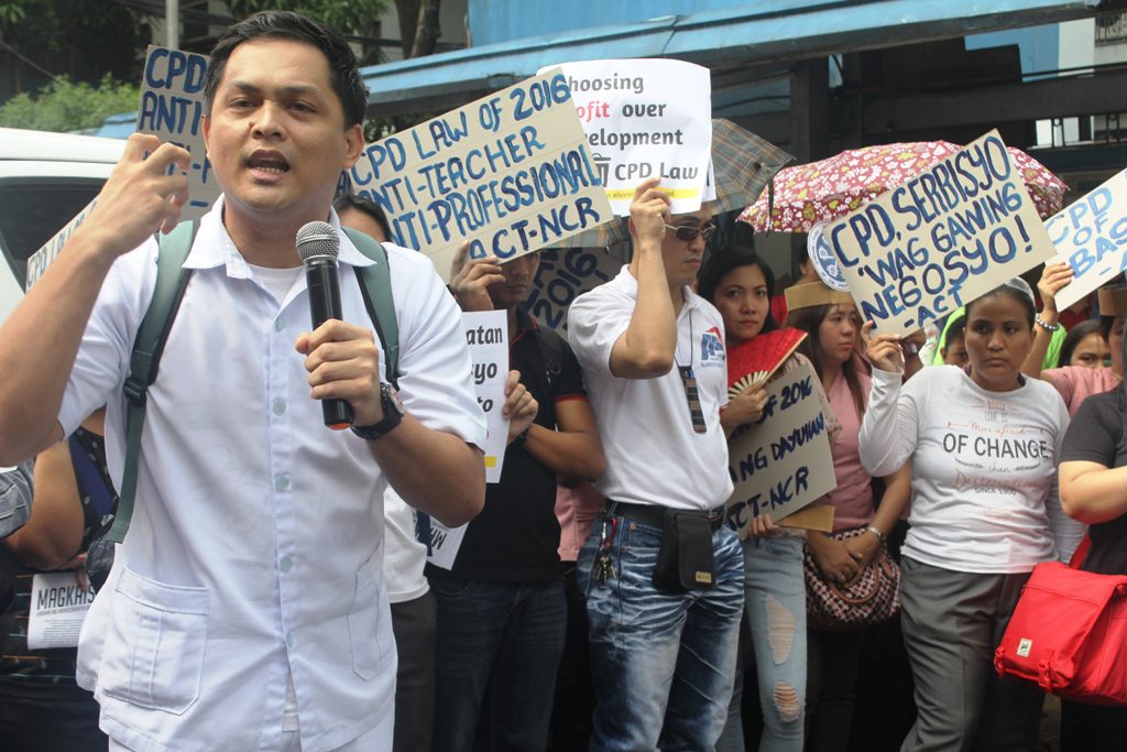 Sean Velchez, Alliance of Health Workers secretary general in solidarity with the health workers. (Photo by A. Umil/Bulatlat)