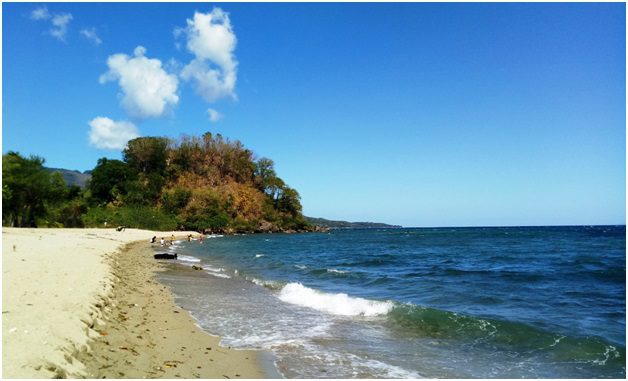 The hill that separates Sawang and Olo-olo. Below it is the expanse of protected corals and fishing refuge. (Photo by Clemente Bautista Jr/Bulatlat)